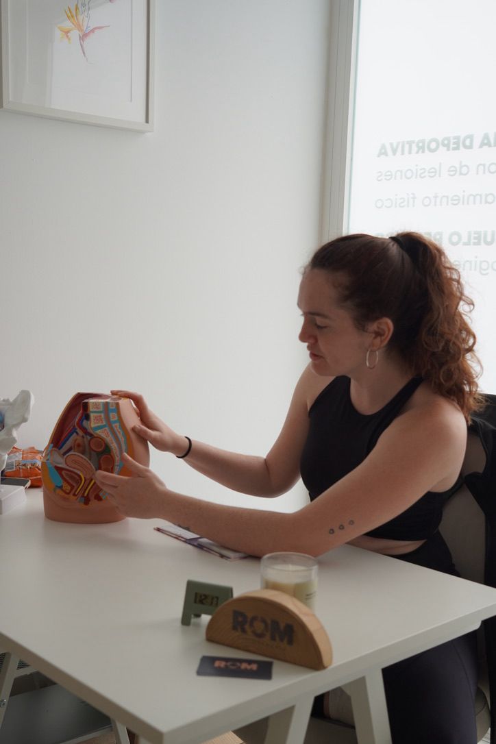 Fisioterapeuta tratando a una paciente en consulta